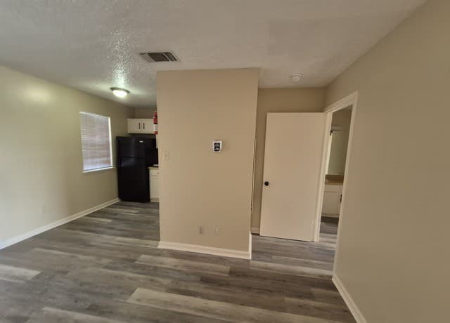 1-bedroom rental at 300 Moursund Blvd. Unit 10 in San Antonio, TX — photo 3