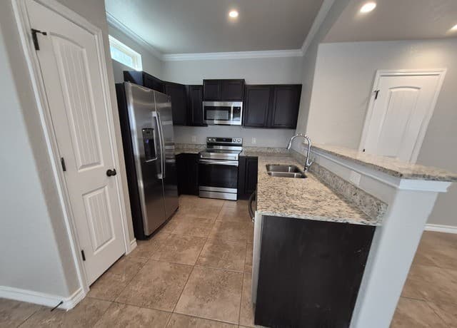 3-bedroom rental at 6406 Luglio Lane Unit 104 in San Antonio, TX — photo 4
