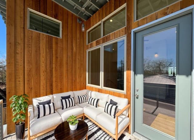 2-bedroom rental at 1107 S Cherry St. in San Antonio, TX — photo 4