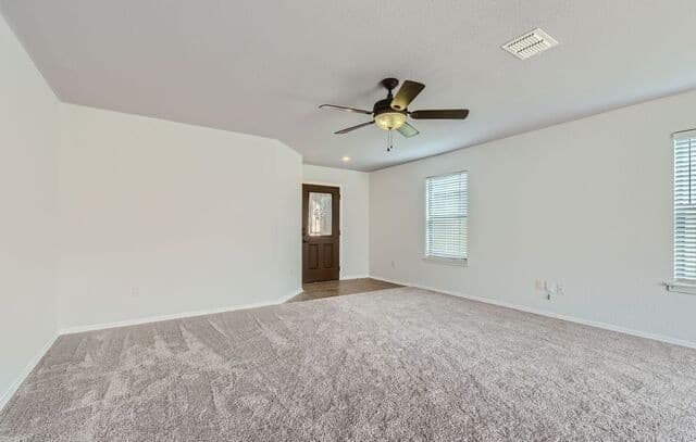 3-bedroom rental at 10202 Maple in San Antonio, TX — photo 4