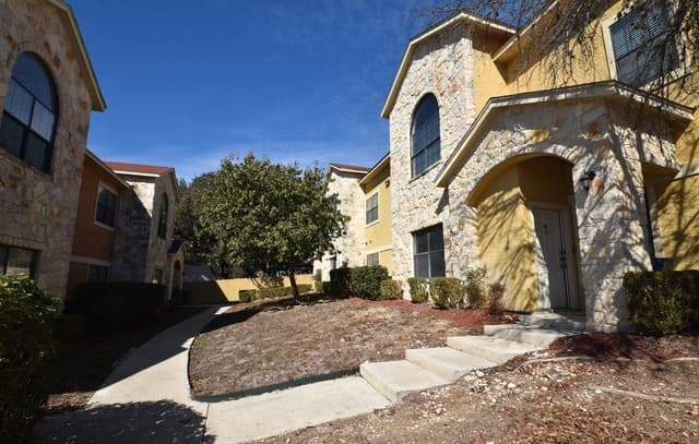 3-bedroom rental at 6160 Eckhert Unit APT 804 in San Antonio, TX — photo 2