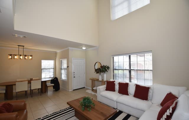 3-bedroom rental at 6160 Eckhert Unit APT 804 in San Antonio, TX — photo 4