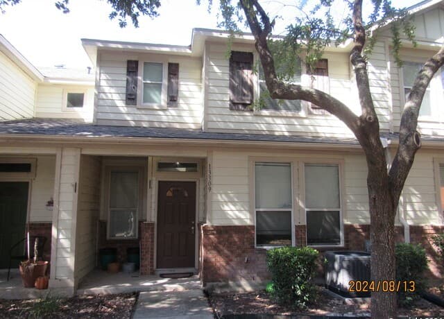 3-bedroom rental at 13309 Bristow Dawn in San Antonio, TX — photo 2