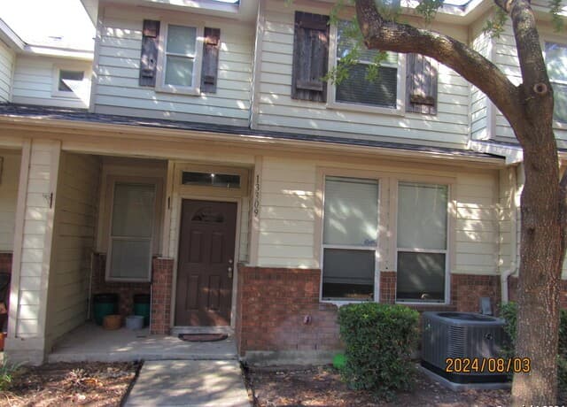 3-bedroom rental at 13309 Bristow Dawn in San Antonio, TX — photo 3