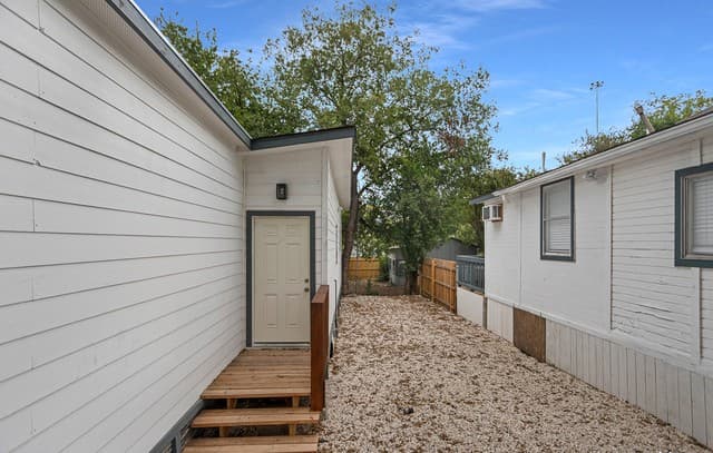 2-bedroom rental at 212 Mclane St Unit C in San Antonio, TX — photo 2