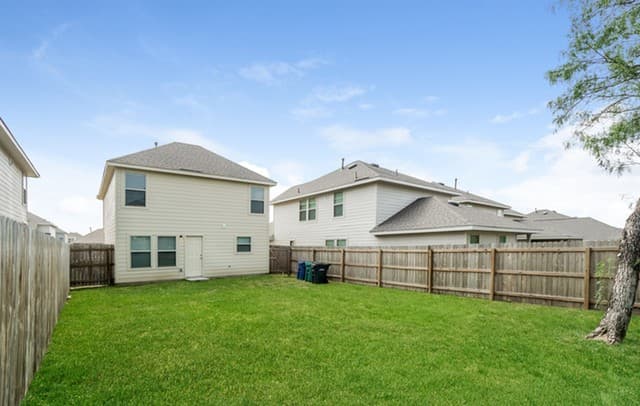 3-bedroom rental at 5019 Jade Crossing in San Antonio, TX — photo 2