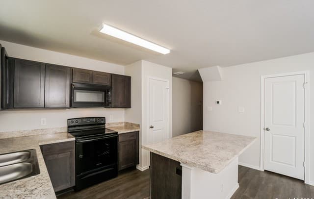 3-bedroom rental at 5019 Jade Crossing in San Antonio, TX — photo 3