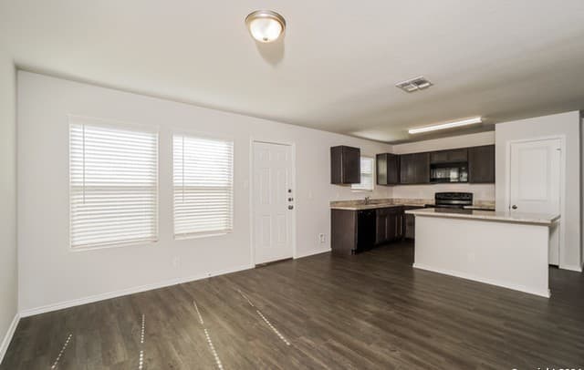 3-bedroom rental at 5019 Jade Crossing in San Antonio, TX — photo 4