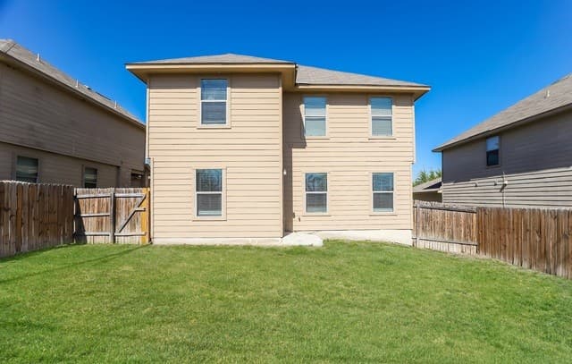 4-bedroom rental at 1415 Durango Run in San Antonio, TX — photo 3