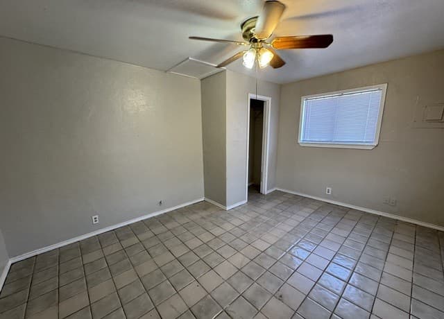 1-bedroom rental at 811 S General McMullen Unit 4 in San Antonio, TX — photo 3