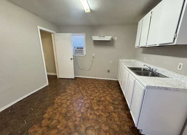 1-bedroom rental at 811 S General McMullen Unit 4 in San Antonio, TX — photo 4
