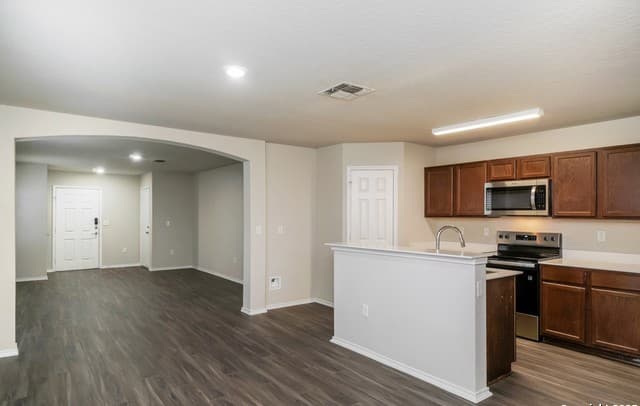 3-bedroom rental at 5918 Poesta in San Antonio, TX — photo 2