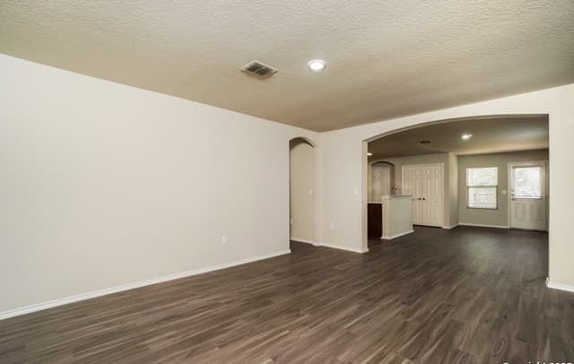 3-bedroom rental at 5918 Poesta in San Antonio, TX — photo 4