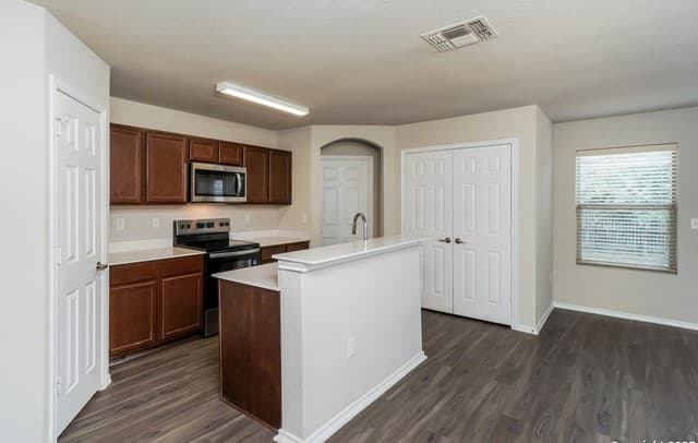 3-bedroom rental at 5827 Camier Cove in San Antonio, TX — photo 2