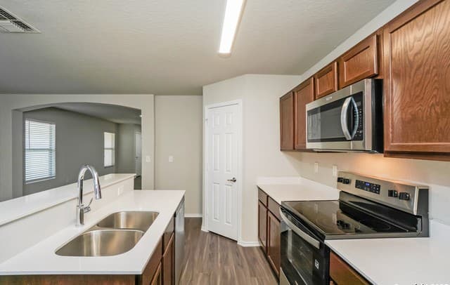 3-bedroom rental at 5827 Camier Cove in San Antonio, TX — photo 4