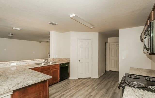 4-bedroom rental at 7026 Heathers Pond in San Antonio, TX — photo 2