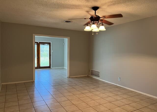 3-bedroom rental at 4042 City View in San Antonio, TX — photo 2