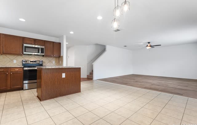 3-bedroom rental at 9418 Madison Crk in Converse, TX — photo 4