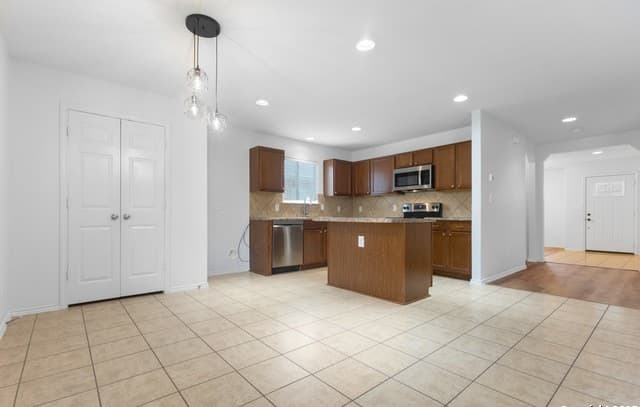 3-bedroom rental at 9418 Madison Crk in Converse, TX — photo 5