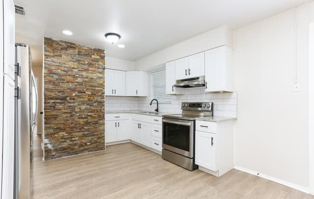 3-bedroom rental at 2027 Leesburg in San Antonio, TX — photo 5