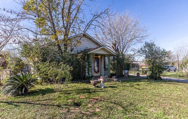 2-bedroom rental at 905 4th in Floresville, TX — photo 2