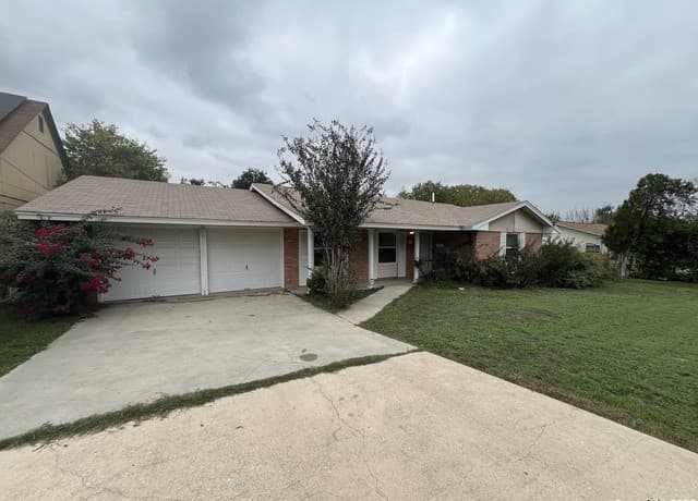 3-bedroom rental at 1735 Donaldson Ave in San Antonio, TX — photo 2