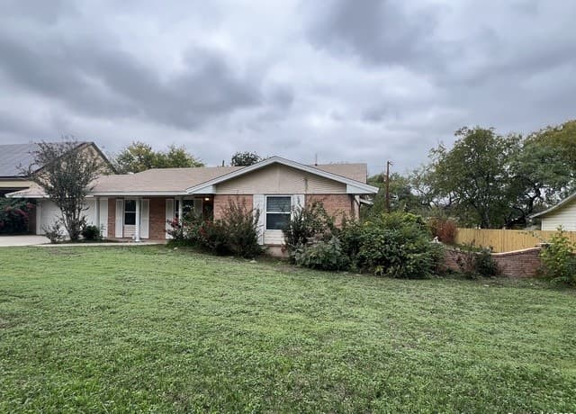 3-bedroom rental at 1735 Donaldson Ave in San Antonio, TX — photo 3