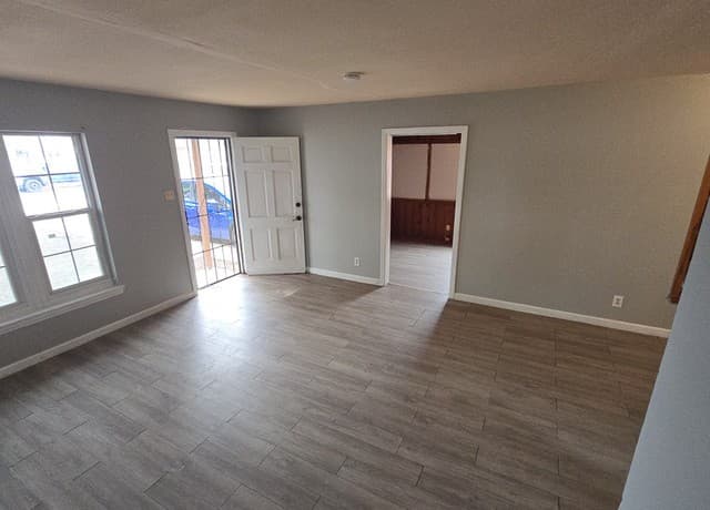 4-bedroom rental at 341 Longview in San Antonio, TX — photo 2