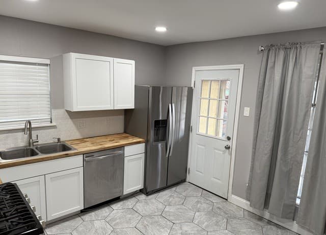3-bedroom rental at 1345 W Hollywood in San Antonio, TX — photo 2