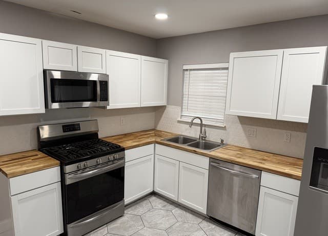 3-bedroom rental at 1345 W Hollywood in San Antonio, TX — photo 3