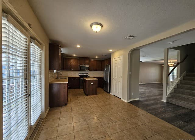 4-bedroom rental at 11623 Valley Garden in San Antonio, TX — photo 2