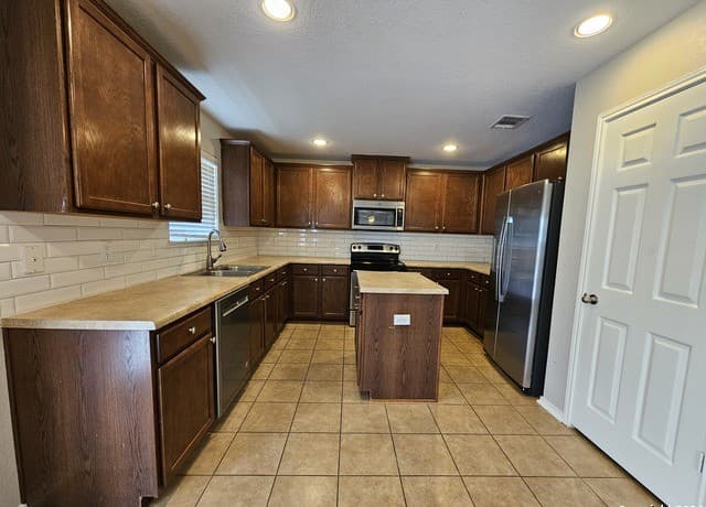 4-bedroom rental at 11623 Valley Garden in San Antonio, TX — photo 3