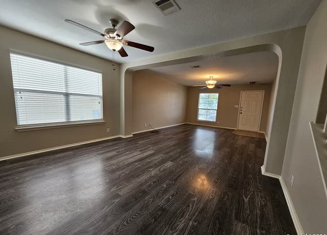 4-bedroom rental at 11623 Valley Garden in San Antonio, TX — photo 5