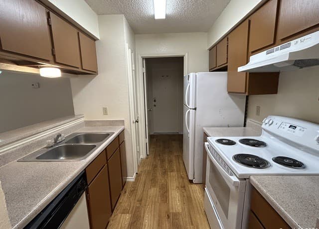 2-bedroom rental at 14526 Waddesdon Bluff in San Antonio, TX — photo 2