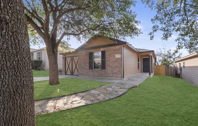 3-bedroom rental at 11002 Moonlit in San Antonio, TX — photo 4