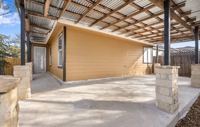 3-bedroom rental at 11002 Moonlit in San Antonio, TX — photo 5