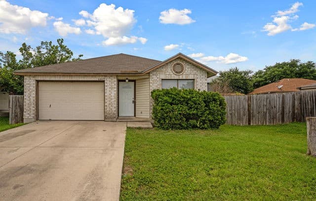 3-bedroom rental at 6802 Canary Meadow Dr in Converse, TX — photo 2