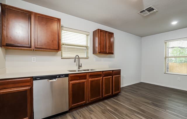 3-bedroom rental at 10726 Goose Way in San Antonio, TX — photo 2