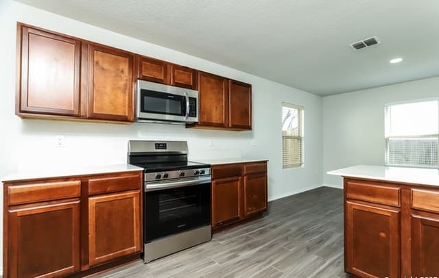 4-bedroom rental at 10511 Goose Way in San Antonio, TX — photo 2