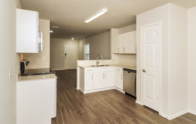 4-bedroom rental at 10710 Butterfly Pass in San Antonio, TX — photo 2