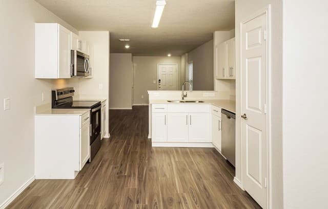 4-bedroom rental at 10710 Butterfly Pass in San Antonio, TX — photo 3
