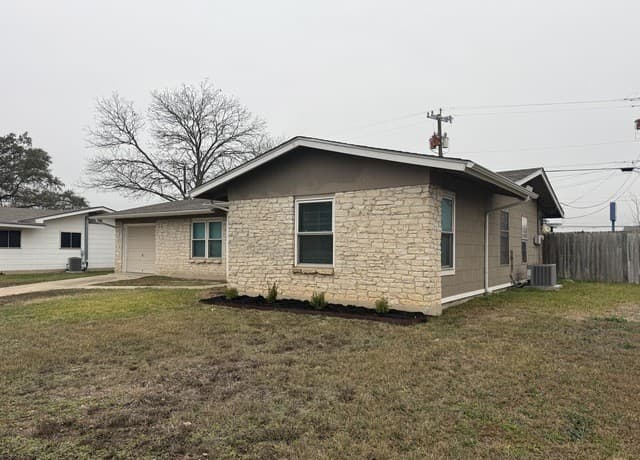 3-bedroom rental at 206 Balboa in Universal City, TX — photo 2