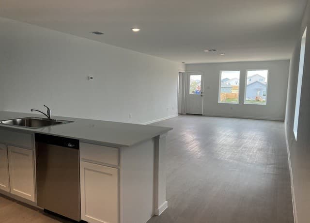 4-bedroom rental at 523 Layne Overlook in San Antonio, TX — photo 3
