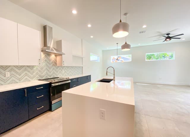 3-bedroom rental at 1726 N Olive St in San Antonio, TX — photo 4
