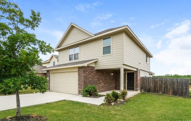 3-bedroom rental at 8210 Tesoro Hills in San Antonio, TX — photo 2