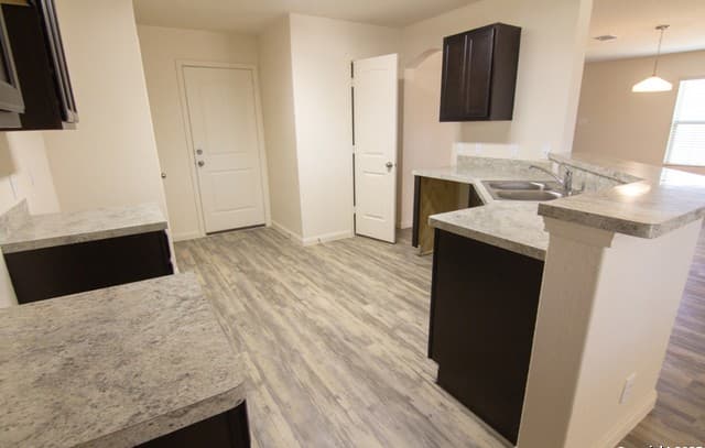 3-bedroom rental at 8703 Tesoro Hills in San Antonio, TX — photo 3