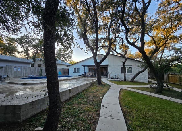 4-bedroom rental at 8410 Shallow Creek in San Antonio, TX — photo 4