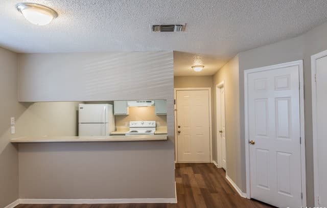 2-bedroom rental at 554 Dukeway Unit 1 in Universal City, TX — photo 4