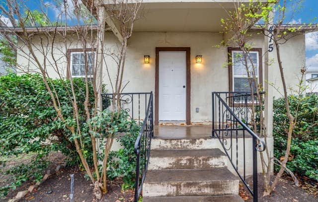 1-bedroom rental at 415 Kendall St in San Antonio, TX — photo 3