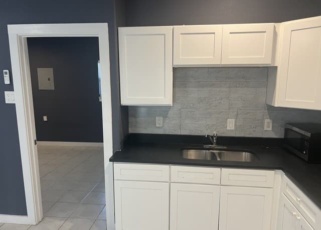 1-bedroom rental at 1750 W Craig Pl in San Antonio, TX — photo 4